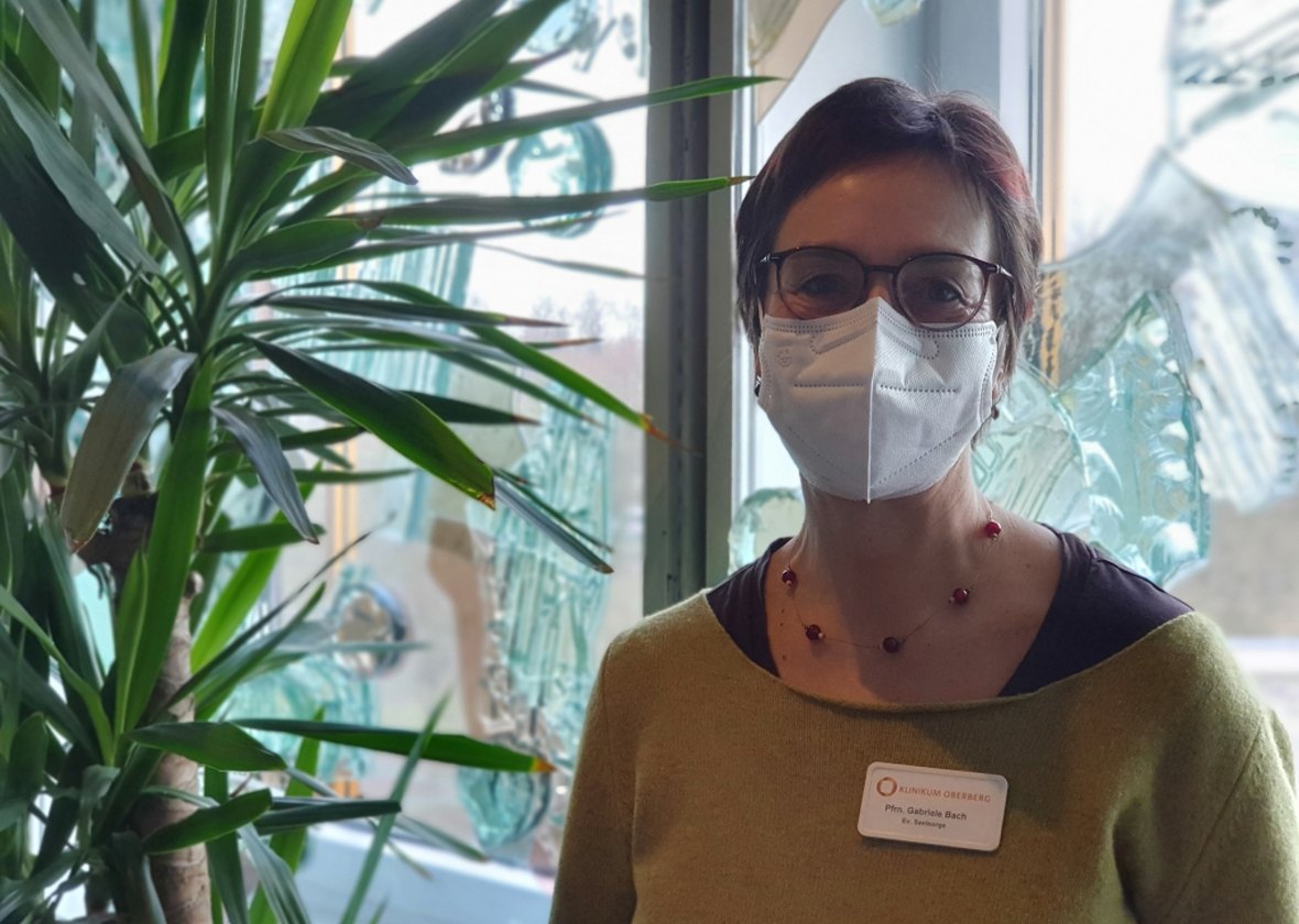 Das Foto zeigt Pfarrerin Gabriele Bach mit Maske in der Klinikkapelle 
