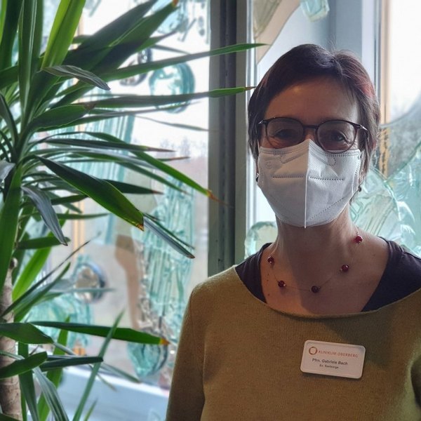 Das Foto zeigt Pfarrerin Gabriele Bach mit Maske in der Klinikkapelle 