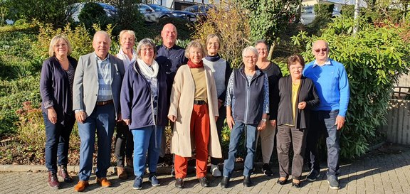 Das Foto zeigt eine Gruppe von Reisebegleitern.   