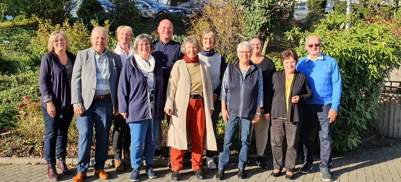 Das Foto zeigt eine Gruppe von Reisebegleitern. 