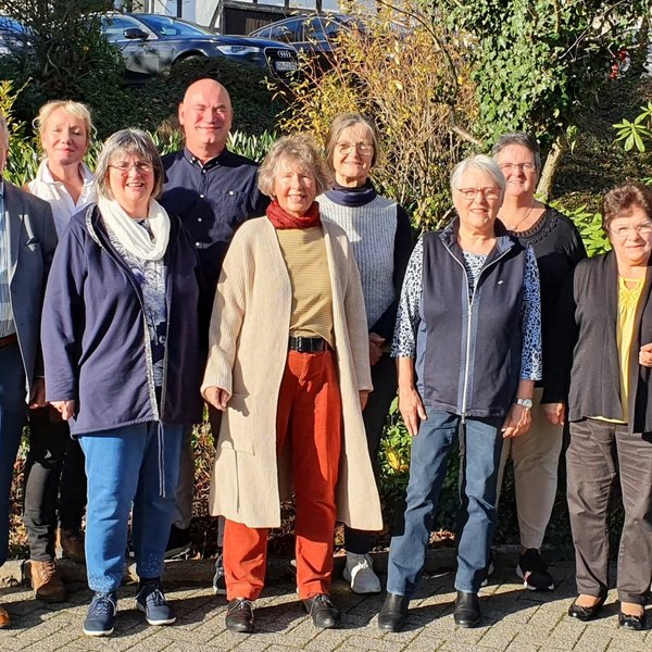Das Foto zeigt eine Gruppe von Reisebegleitern. 
