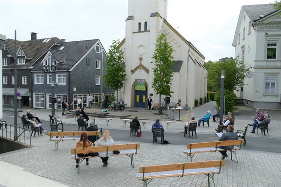 k-Andacht_vor_der_Kirche_Besetzte_Bänke_.jpg  