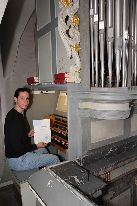Das Foto zeigt den jungen Organisten Simon Nagaro an der Orgel.   