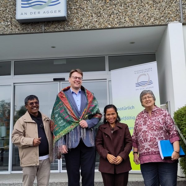 Das Foto zeigt Superintendent Michael Braun mit Ulos-Tuch über den Schultern 