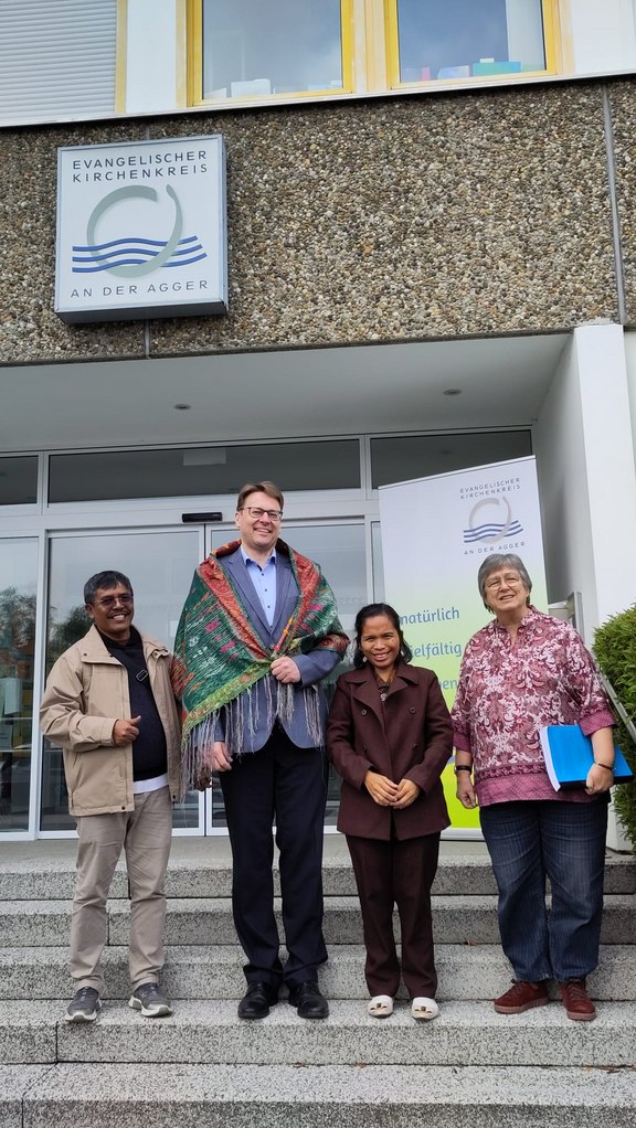 Das Foto zeigt Superintendent Michael Braun mit Ulos-Tuch über den Schultern   