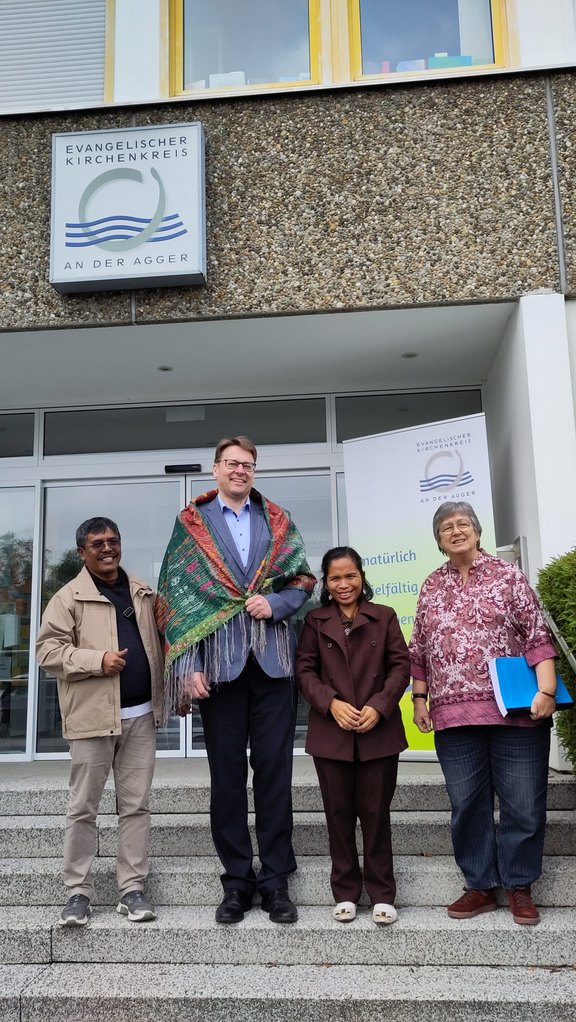 Das Foto zeigt Superintendent Michael Braun mit Ulos-Tuch über den Schultern 