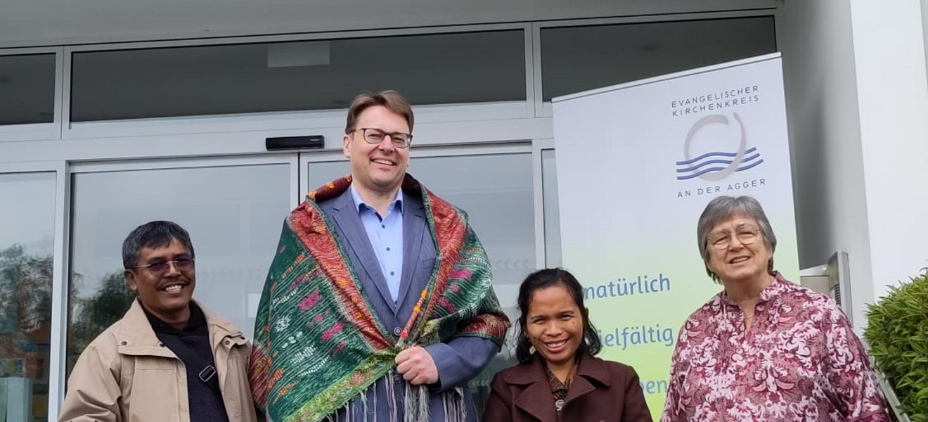 Das Foto zeigt Superintendent Michael Braun mit Ulos-Tuch über den Schultern 