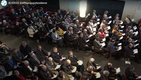 Das Foto zeigt die Gottesdienstbesucher beim Eröffnungsgottesdienst 