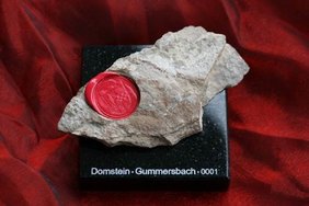 Dom-Stein mit rotem Siegel