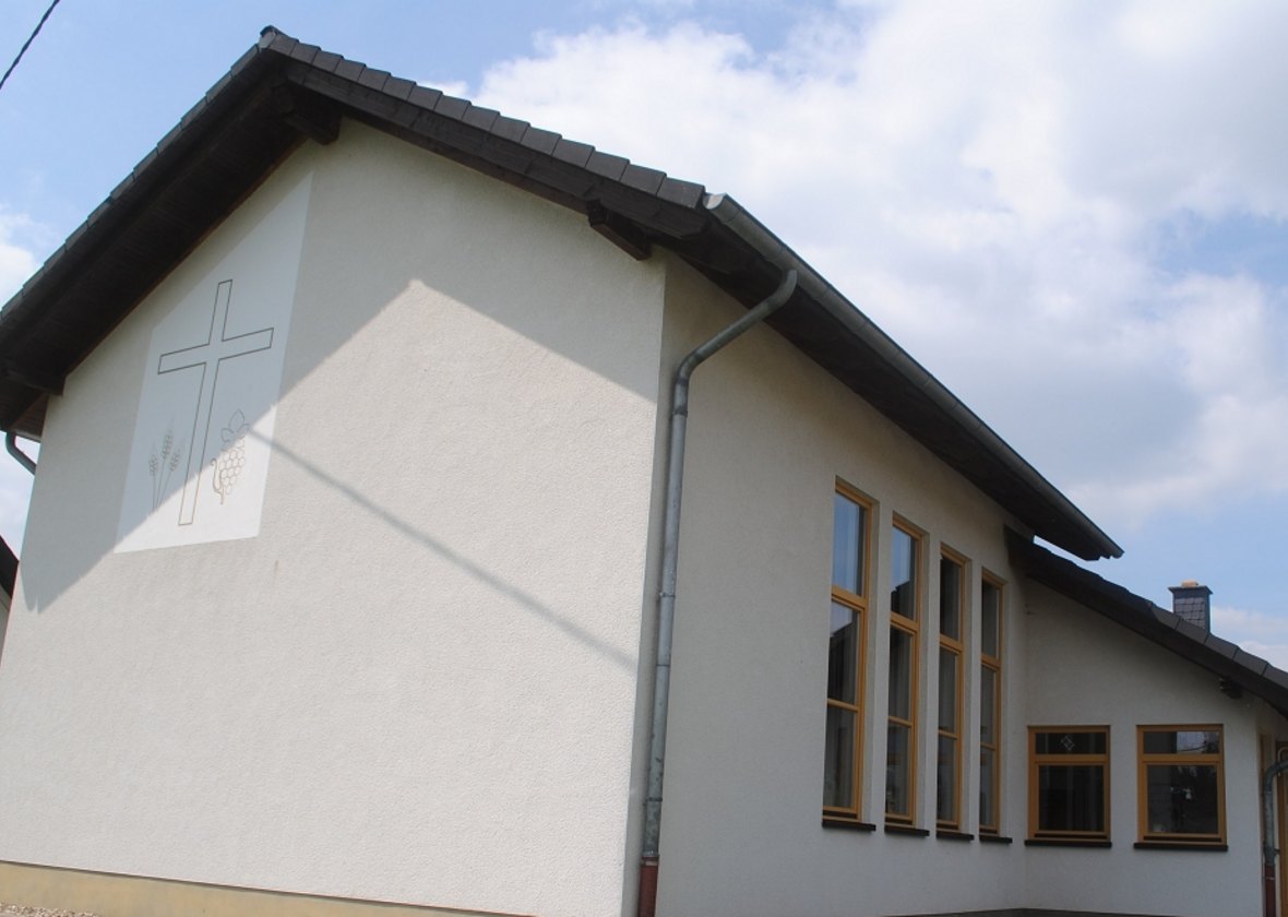 Das Foto zeigt das evangelische Gemeindehaus in Windeck-Opperzau