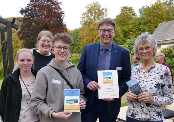 k-Ingrid_Dreher_überreicht_die_Urkunde_der_Fair_Trade_Town_Gummersbach_.jpg  