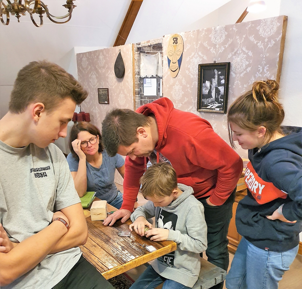 k-Familie_Falk_aus_Wiedenest_im_Escaperoom.jpg  