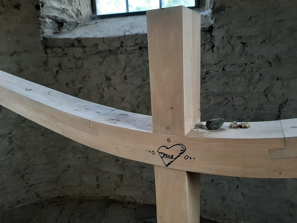 Holzkreuz mit der Aufschrift Jesus 