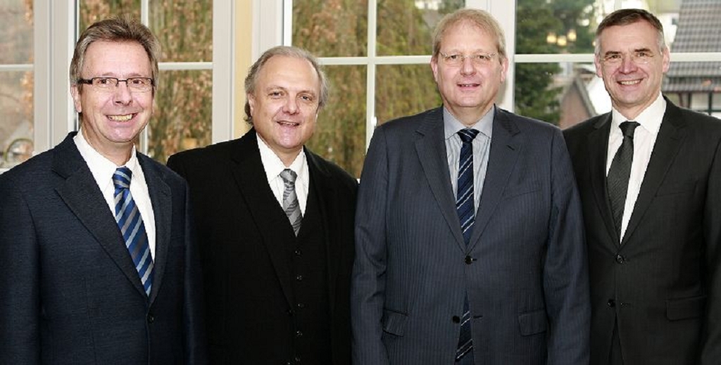 Helmut Krüger mit drei Kollegen aus dem Vorstand 