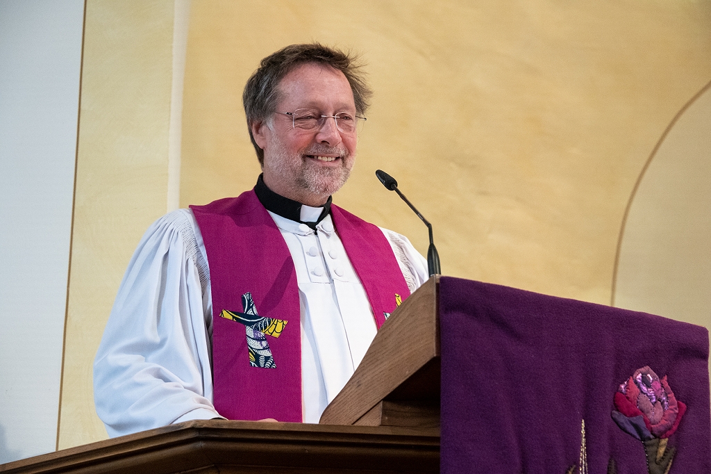 Pfarrer Daniel Boltner an der Kanzel