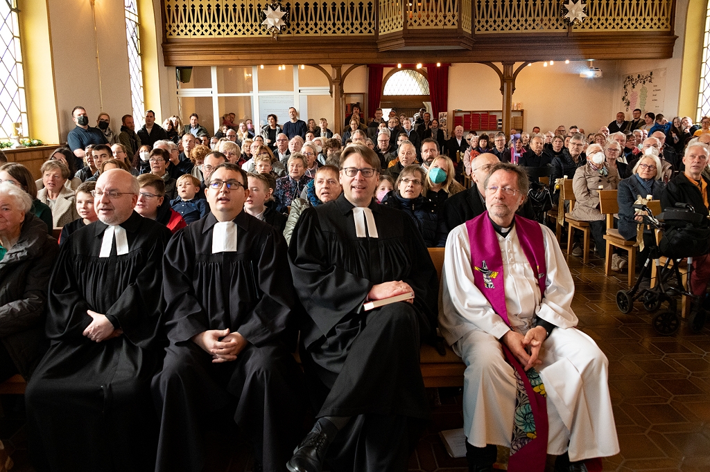 Singende Gemeinde in der Oberbantenberger Kirche   