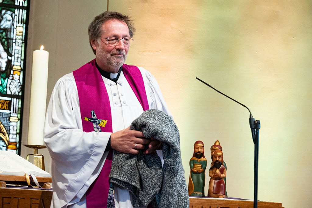 Daniel Boltner mit einem Geschenk: einem Schurwollpullover