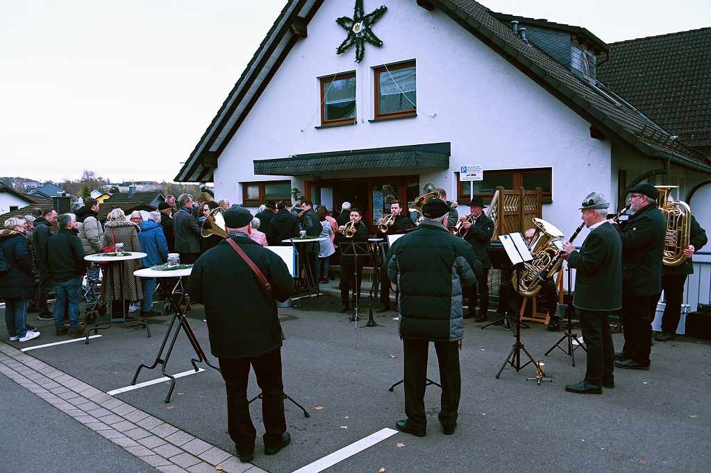 Der Posaunenchor vor dem Gemeindehaus