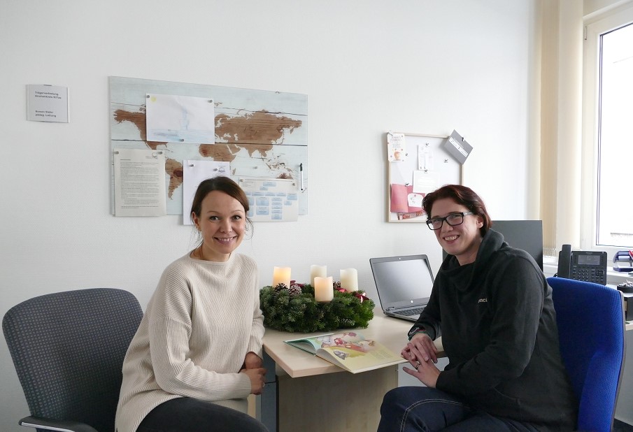 Anet Holländer und  Noreen Stefer sitzen am Schreibtisch   