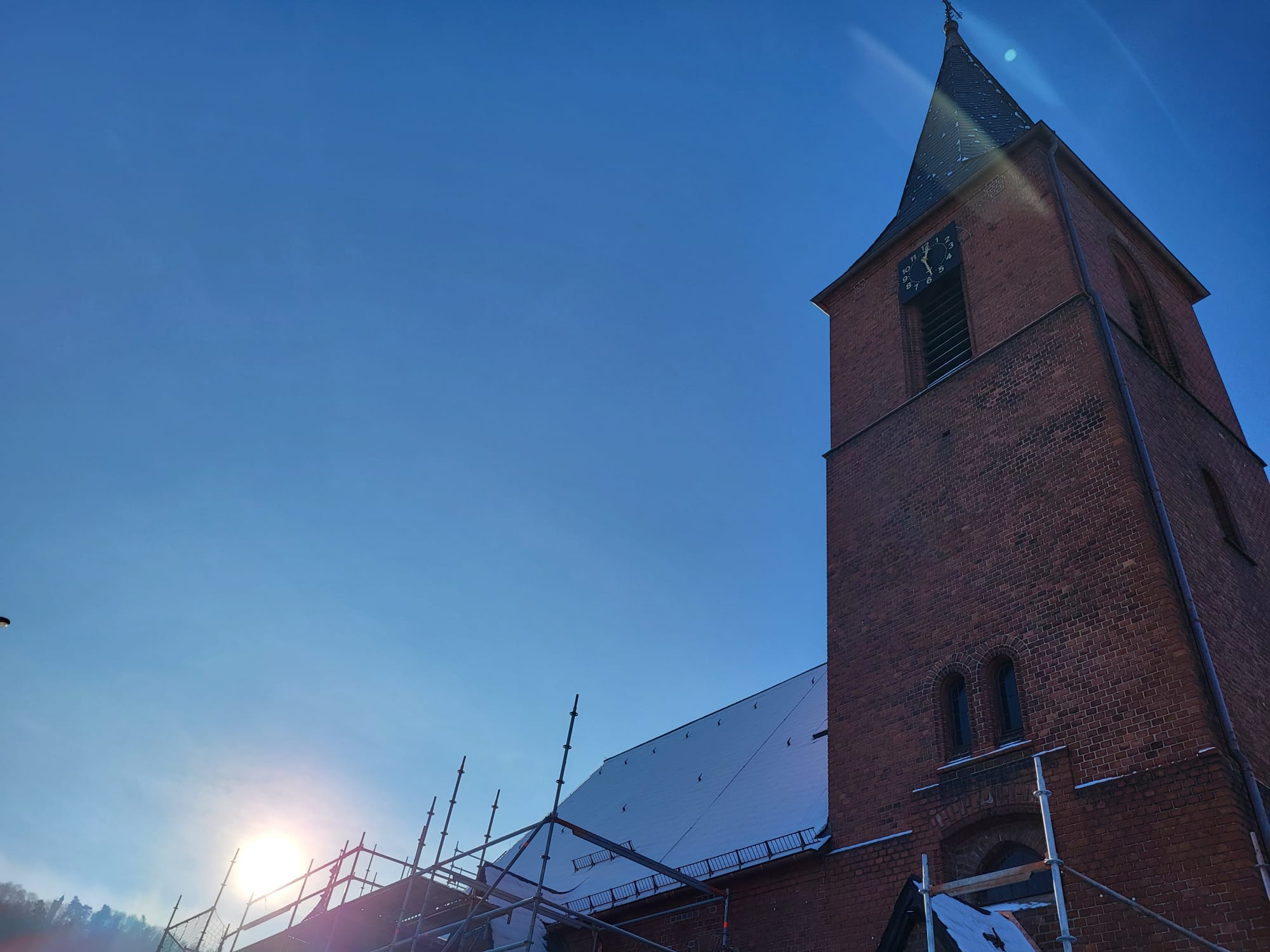 Emmauskirche in Derschlag in der Sonne 