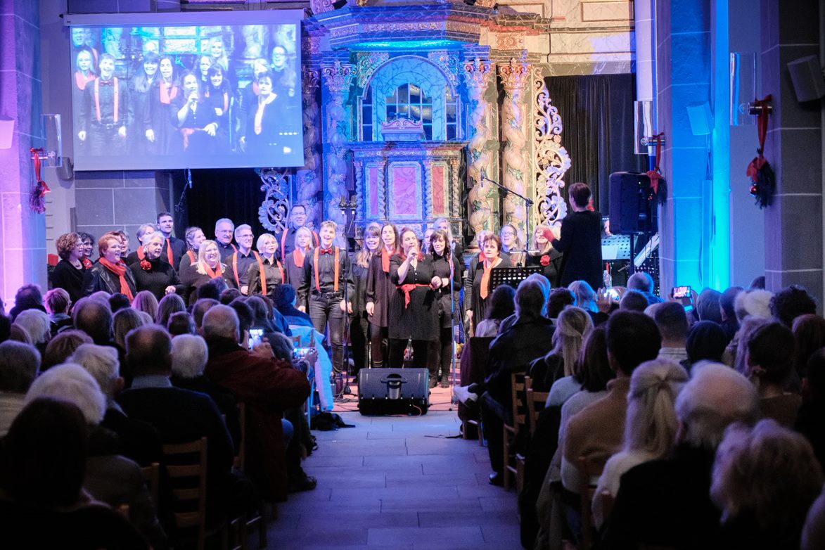 Das Foto zeigt den Gospelchor Gummersbach mit Weihnachtsmützen  