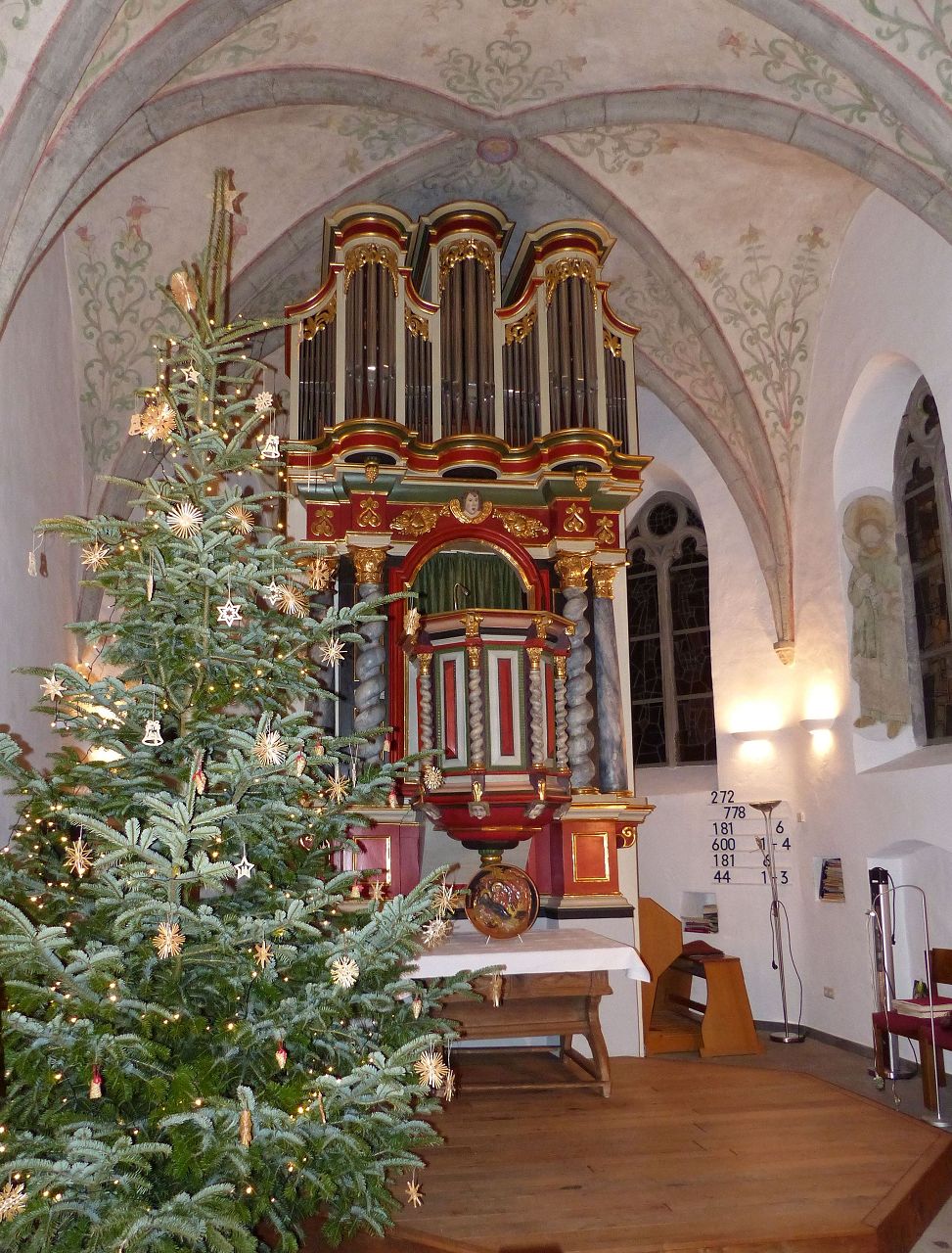 Das Bild zeigt dass Innere der evangelichen Kirche in Holpe-Morsbach mit Weihnachtsbaum 