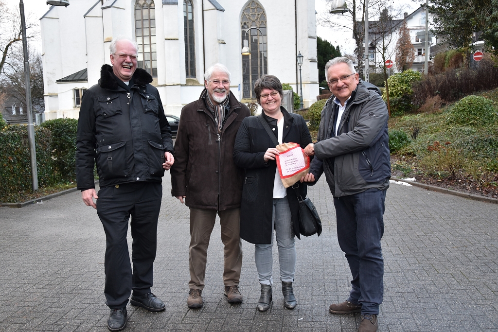 k-Spendenübergabe_Weihnachtsmarkt_Gummersbach.JPG  