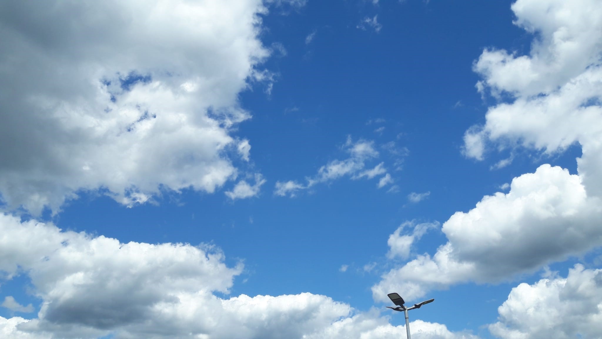 Himmel_überm_Kreiskirchenamt.jpg  