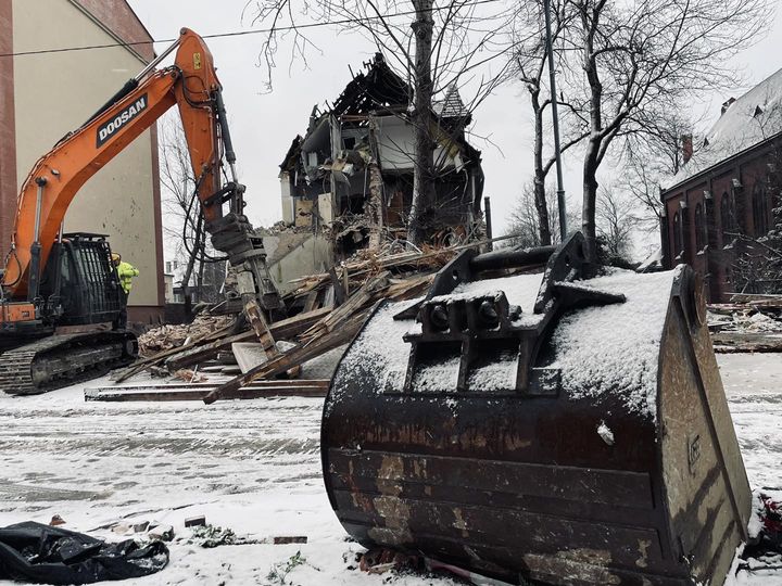 Das Foto zeigt das zerstörte Gemeindehaus in   