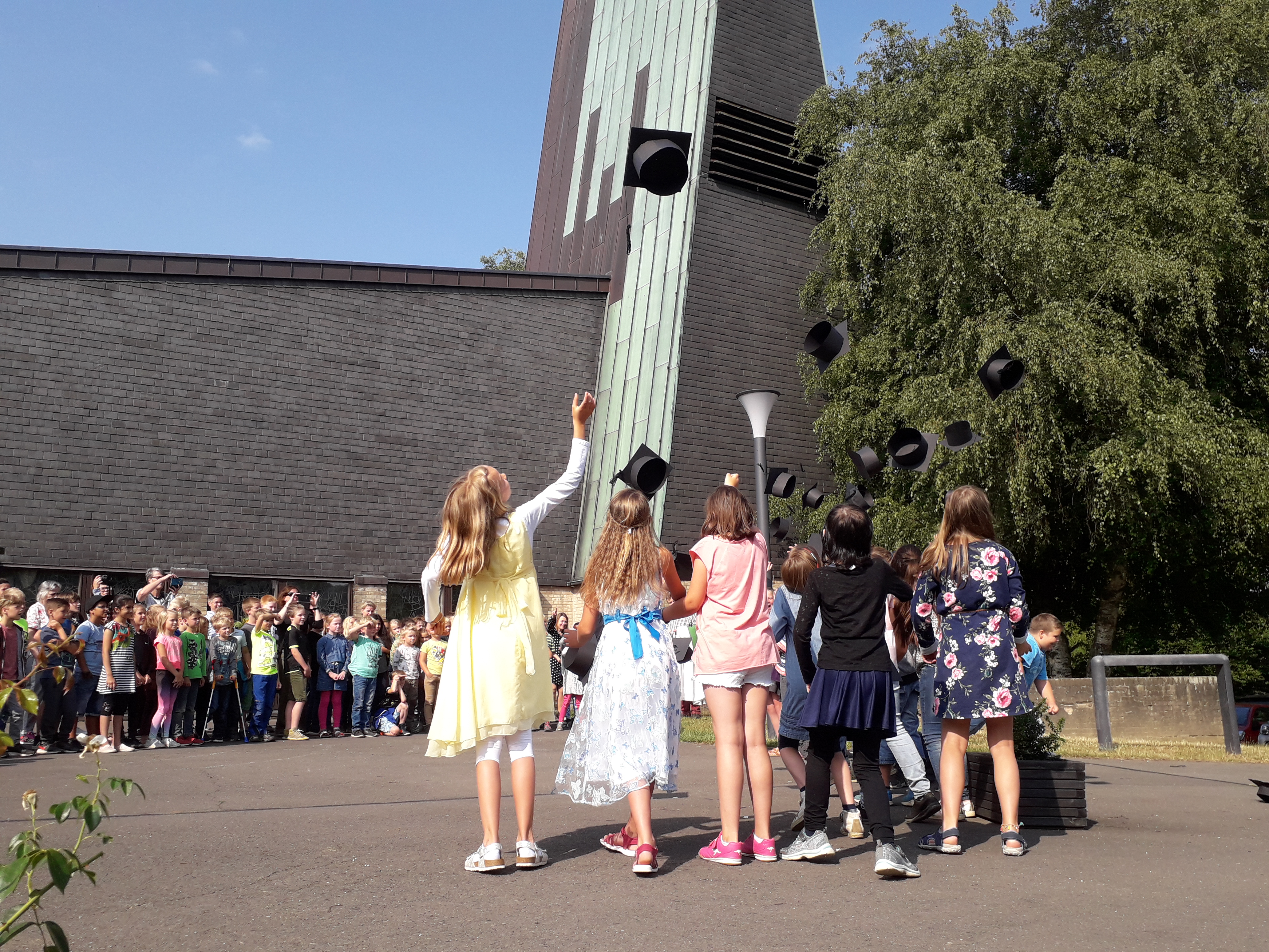 Das Foto zeigt Schüler nach einem Schulabschlussgottesdienst 