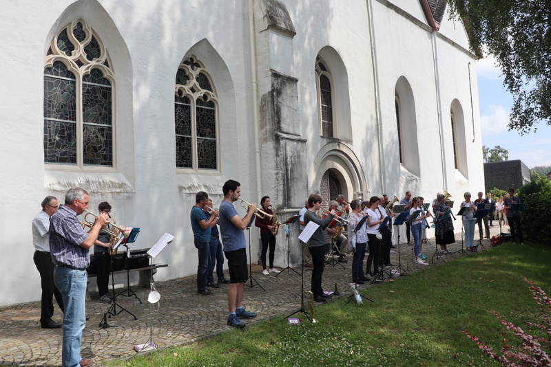 Das Foto zeigt den Posaunenchor Wirtenbach beim Proben vor der Kirche   