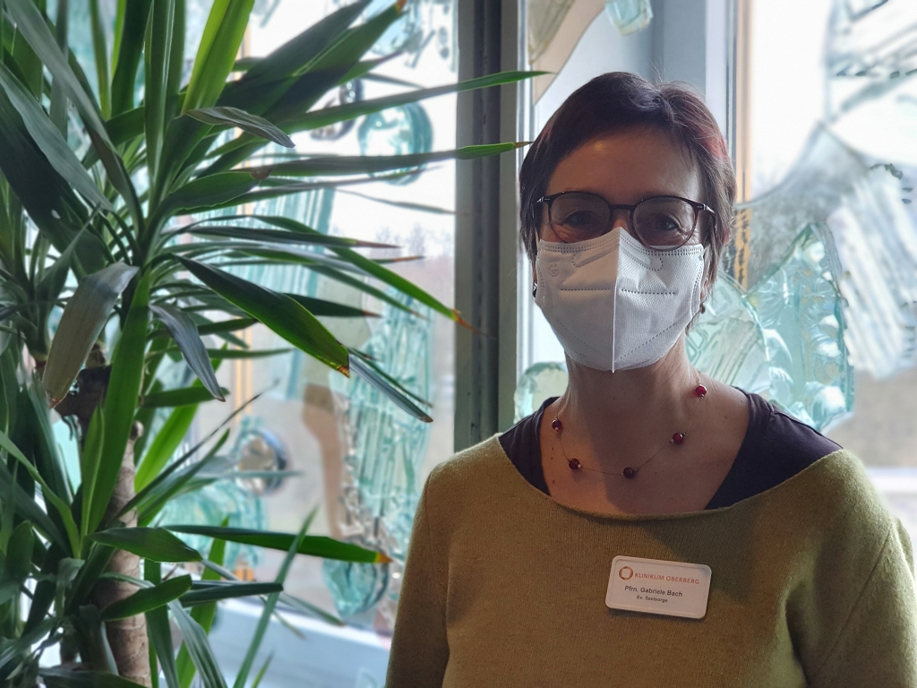 Das Foto zeigt Pfarrerin Gabriele Bach mit Maske in der Klinikkapelle   