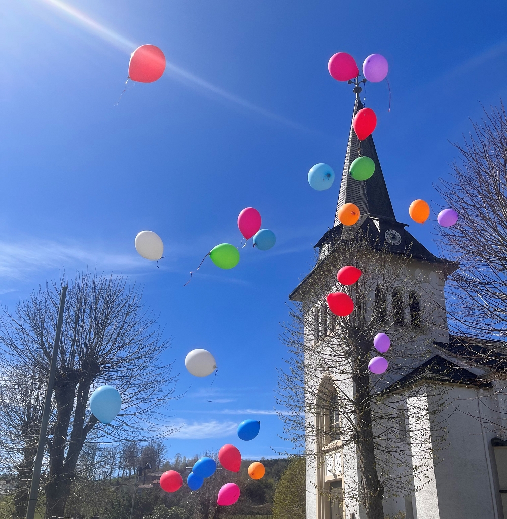 k-Kirche_Heidberg_mit_Luftballons_Foto.jpg  
