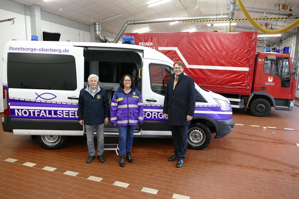 Das Foto zeigt den Notfallseelsorgebus in der Wagenhalle der Feuerwehr Wiehl 