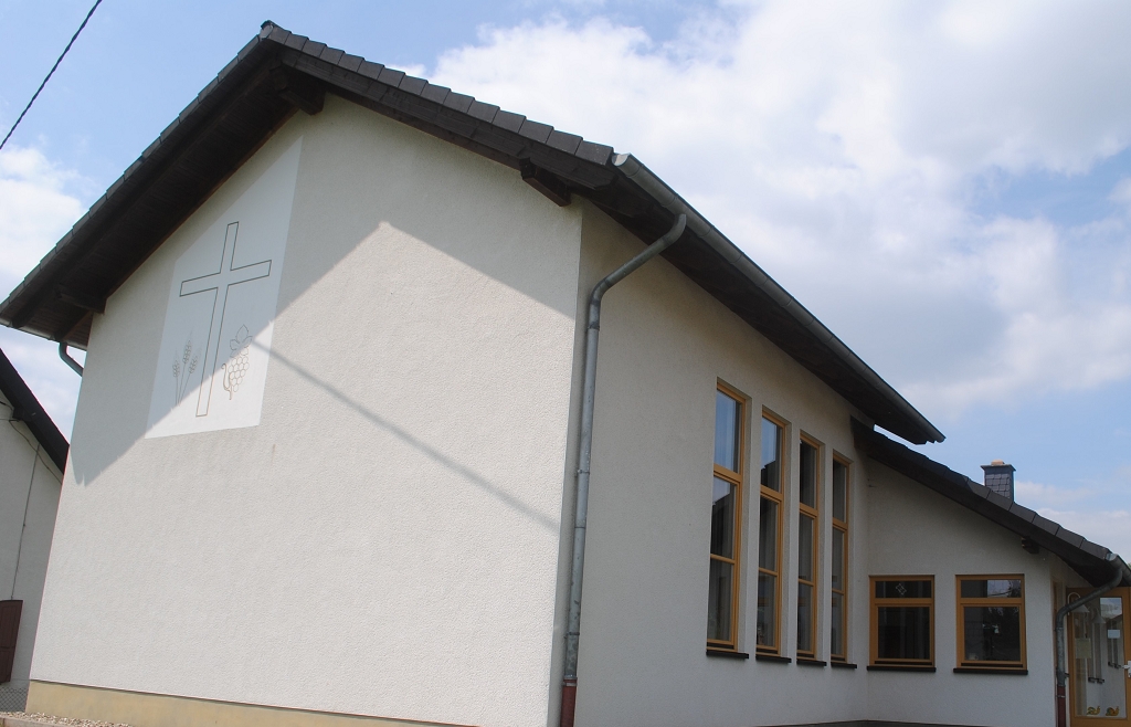 Das Foto zeigt das evangelische Gemeindehaus in Windeck-Opperzau