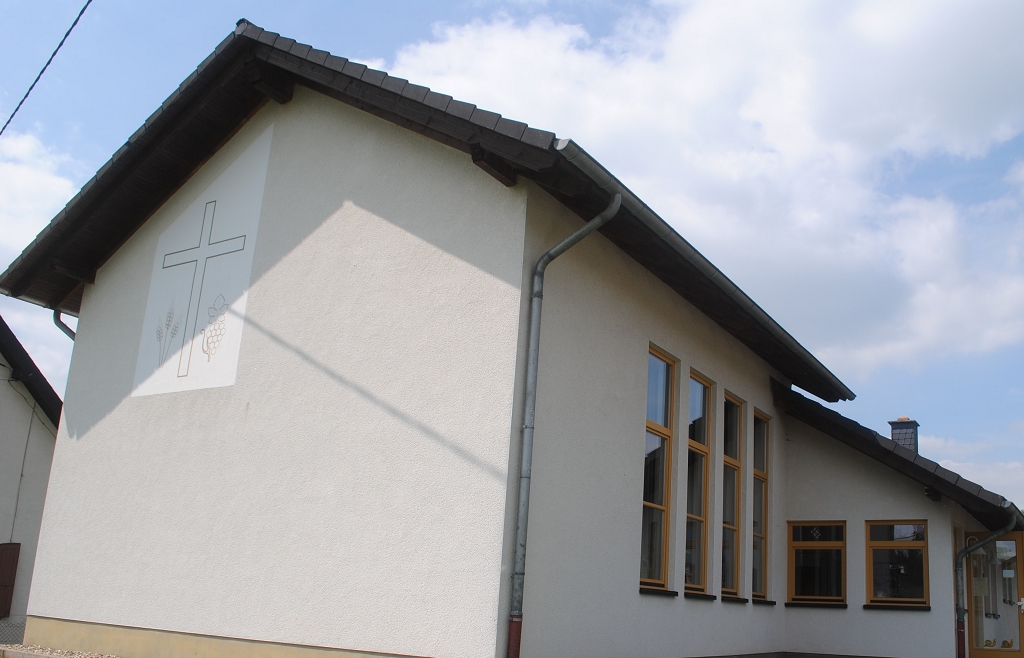 Das Foto zeigt das evangelische Gemeindehaus in Windeck-Opperzau  