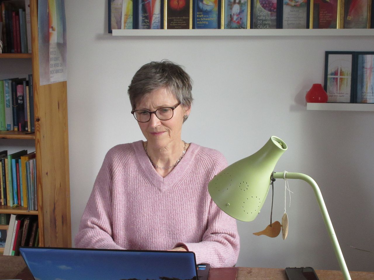 Das Bild zeigt Renate Karnstein am Computer arbeitend 