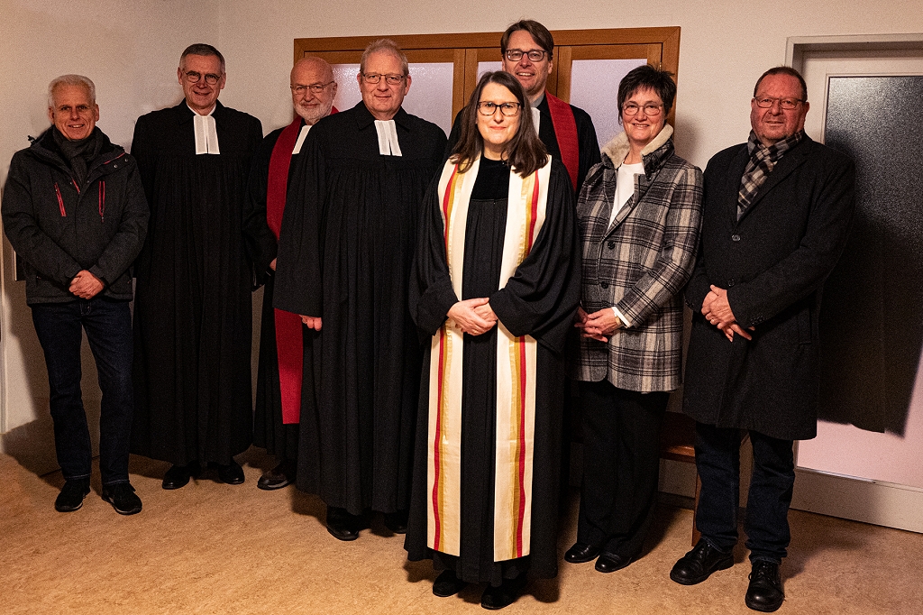 Das Foto zeigt Pfarrerin Alexandra Pook und Mitglieder des Kreissynodalvorstands 