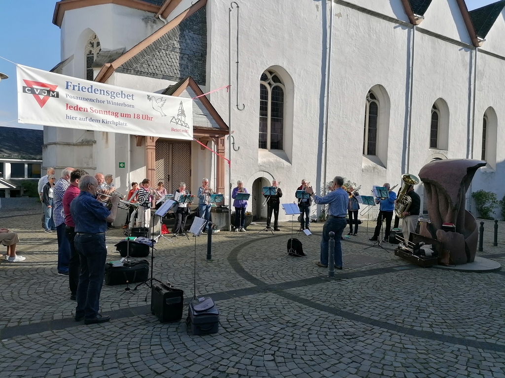 k-CVJM-Posaunenchor_beim_Friedensgebet_vor_der_Evangelischen_Kirche_Nümbrecht_im_Sommer_2022.jpg  