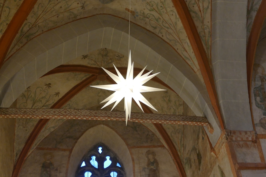 Das Foto zeigt den Herrenhuter Weihnachtsstern in der bunten Kirche in Marienberghausen  